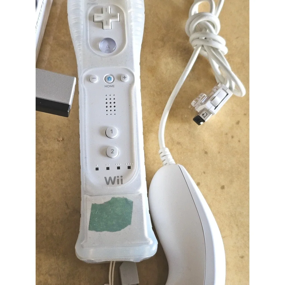 Nintendo Wii Console RVL-001 White Bundle with 2 Games Remote Nunchuk Cables - Picture 8 of 11